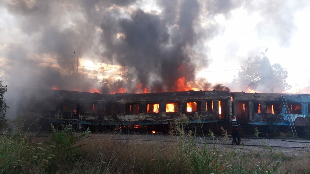 Incendiu puternic la mai multe vagoane de tren, în zona Calea Giuleşti din Bucureşti. Intervin zeci de pompieri - Imaginea 1