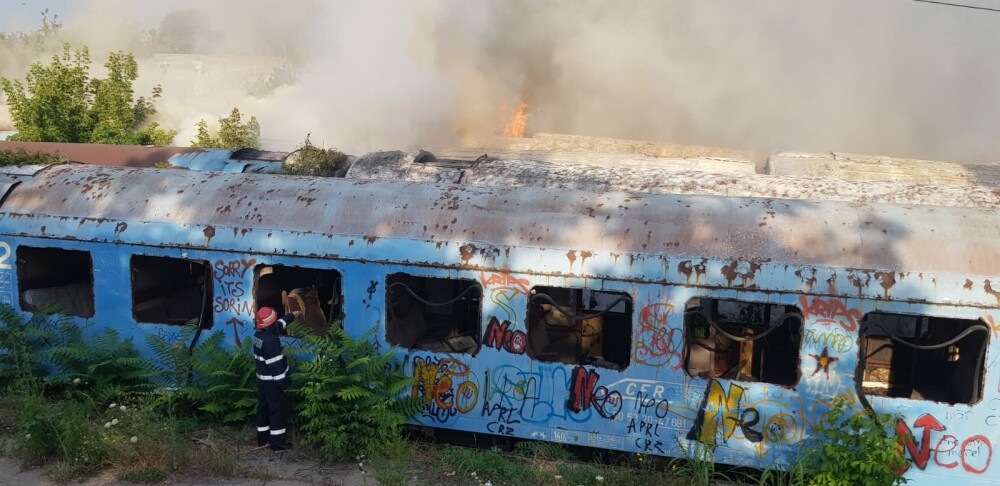 Incendiu puternic la mai multe vagoane de tren, în zona Calea Giuleşti din Bucureşti. Intervin zeci de pompieri - Imaginea 2