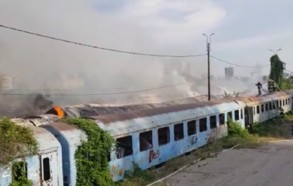 Incendiu puternic la mai multe vagoane de tren, în zona Calea Giuleşti din Bucureşti. Intervin zeci de pompieri - Imaginea 3