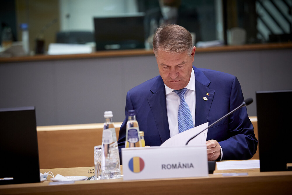 Iohannis, fotografiat fără mască la summit-ul UE. Explicațiile Administrației Prezidențiale - Imaginea 13