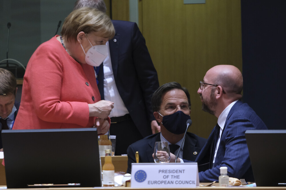 Iohannis, fotografiat fără mască la summit-ul UE. Explicațiile Administrației Prezidențiale - Imaginea 15