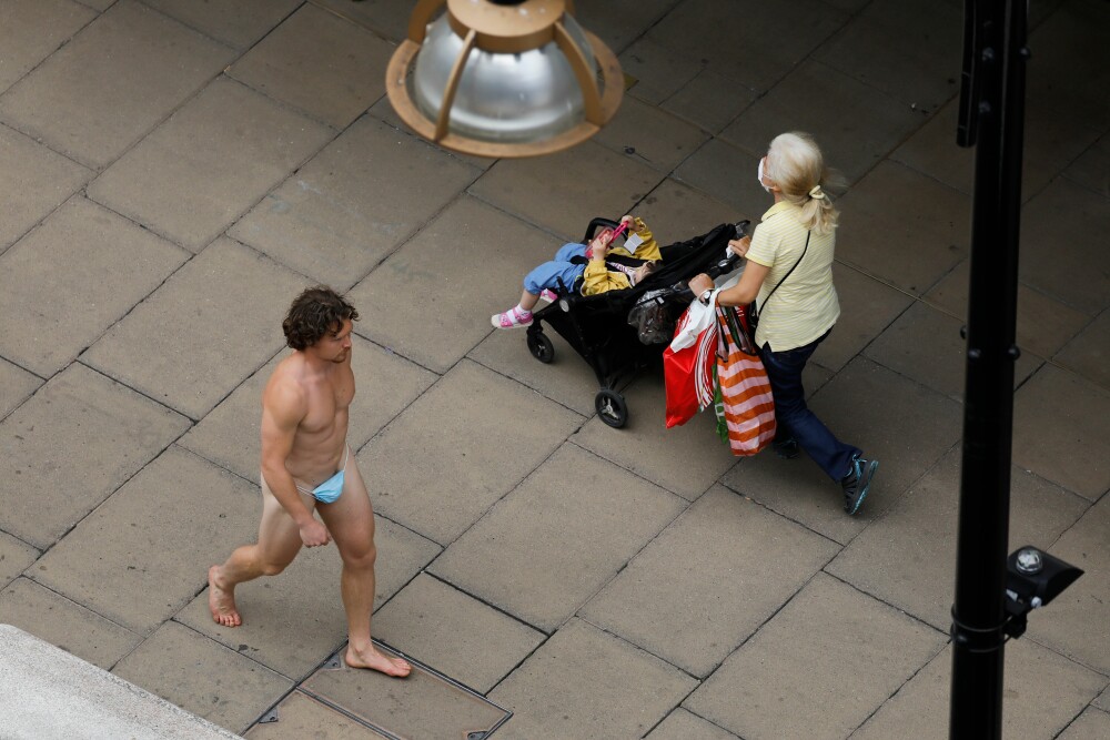 GALERIE FOTO. Cum a apărut un bărbat pe una din cele mai aglomerate străzi din Londra - Imaginea 2