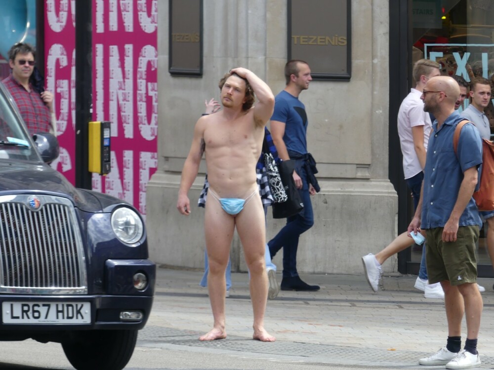 GALERIE FOTO. Cum a apărut un bărbat pe una din cele mai aglomerate străzi din Londra - Imaginea 3