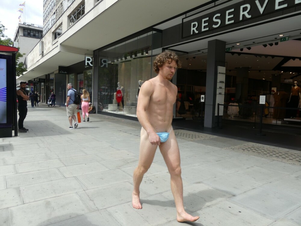 GALERIE FOTO. Cum a apărut un bărbat pe una din cele mai aglomerate străzi din Londra - Imaginea 4