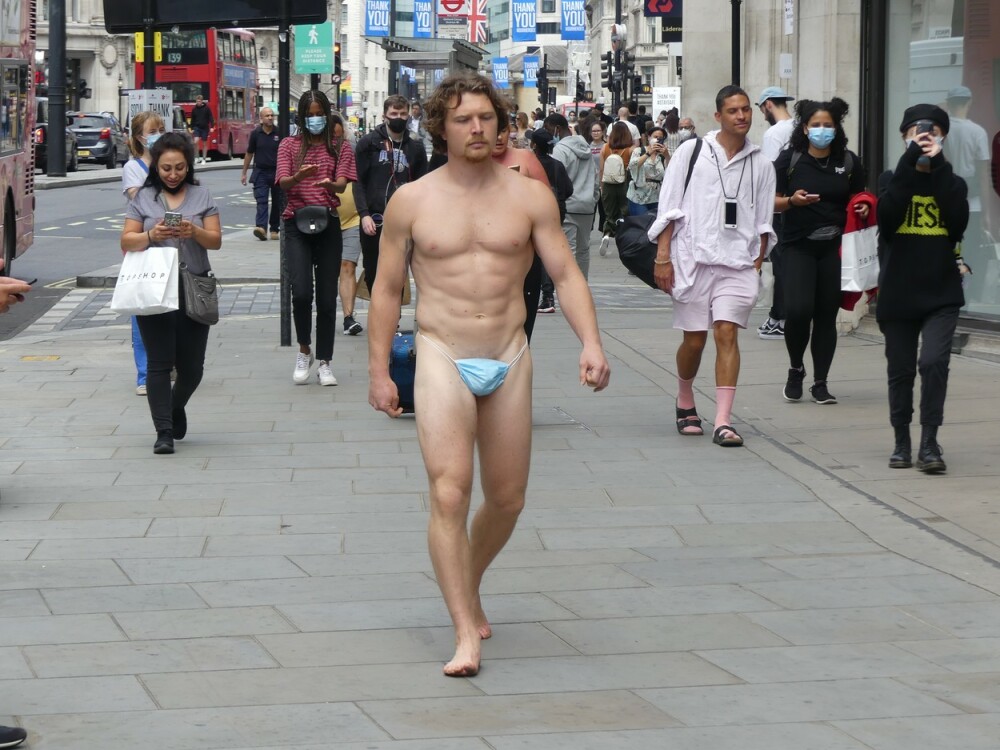 GALERIE FOTO. Cum a apărut un bărbat pe una din cele mai aglomerate străzi din Londra - Imaginea 5