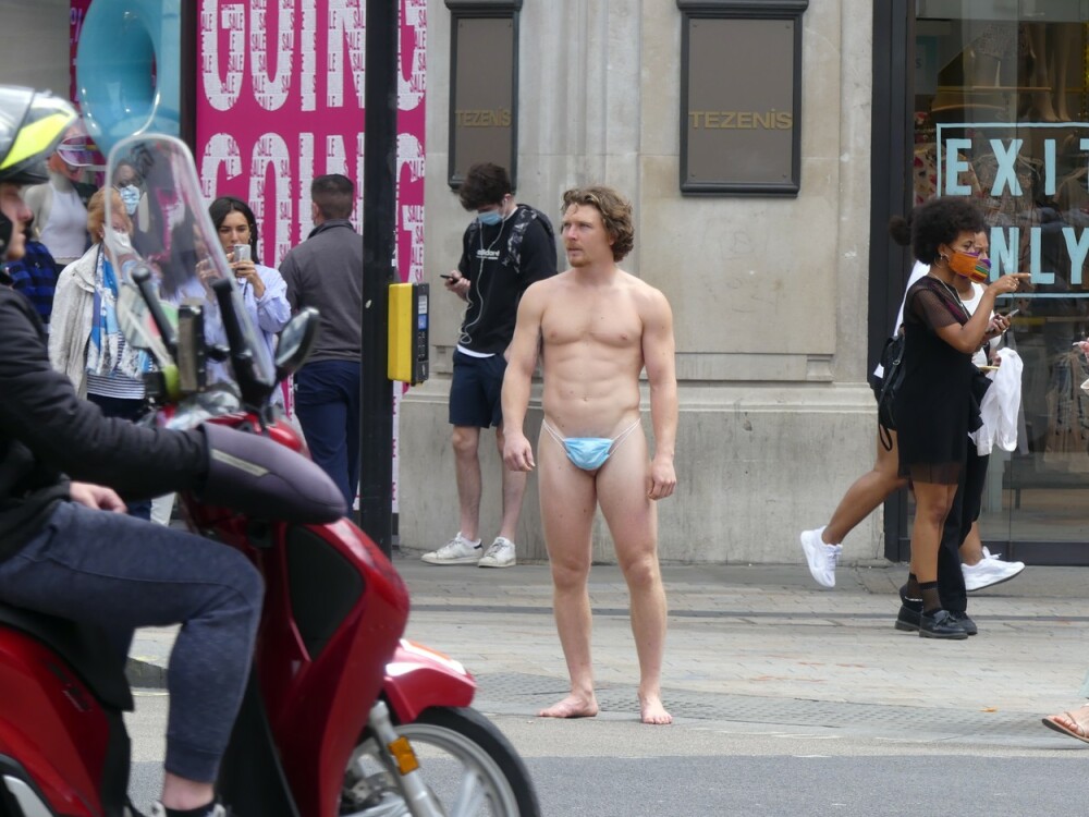 GALERIE FOTO. Cum a apărut un bărbat pe una din cele mai aglomerate străzi din Londra - Imaginea 6
