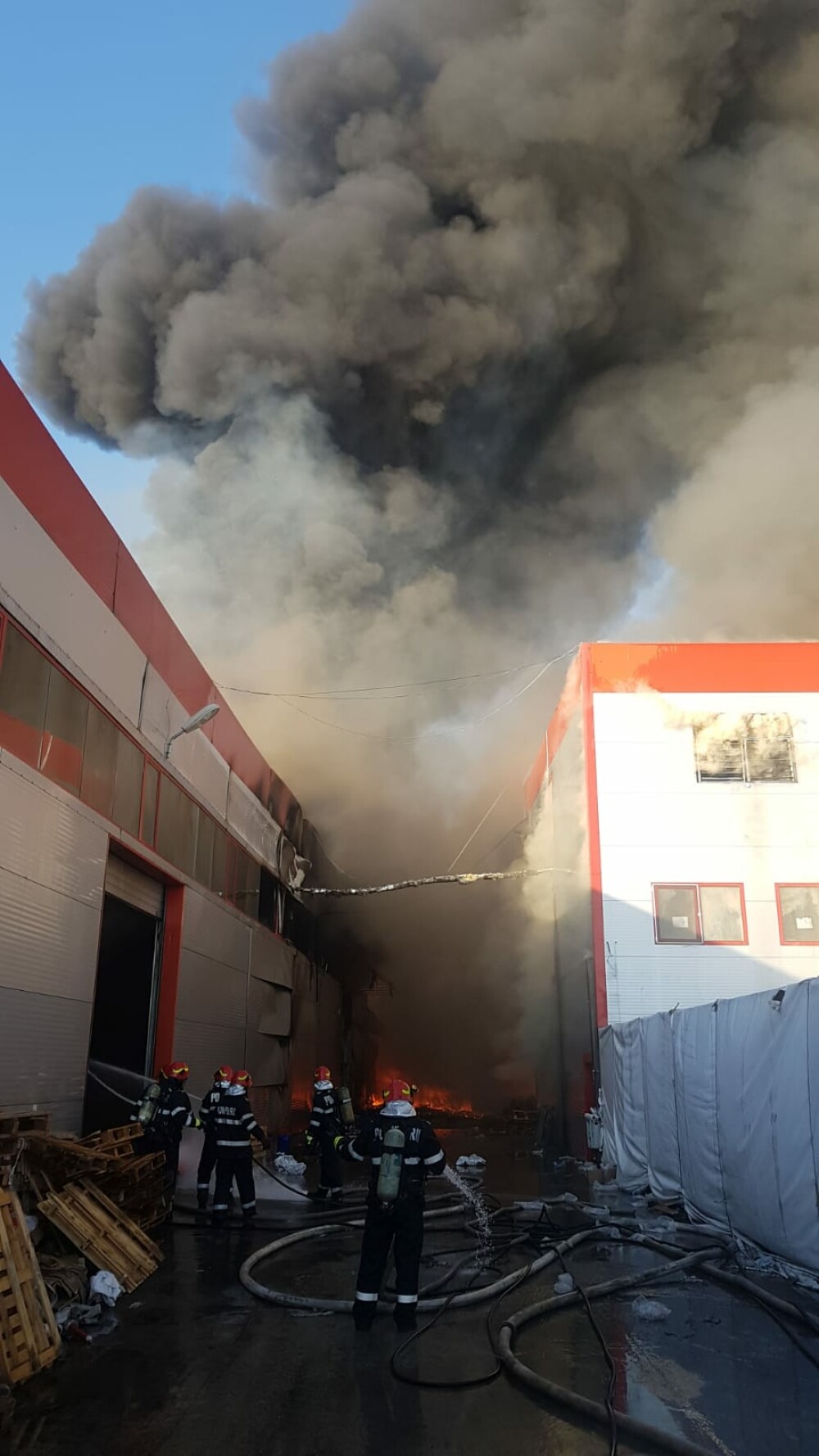 Incendiu puternic la 2 hale din Bragadiru. A fost emis un mesaj RO-Alert - Imaginea 2