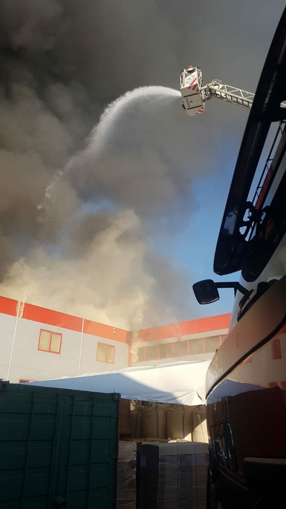 Incendiu puternic la 2 hale din Bragadiru. A fost emis un mesaj RO-Alert - Imaginea 4