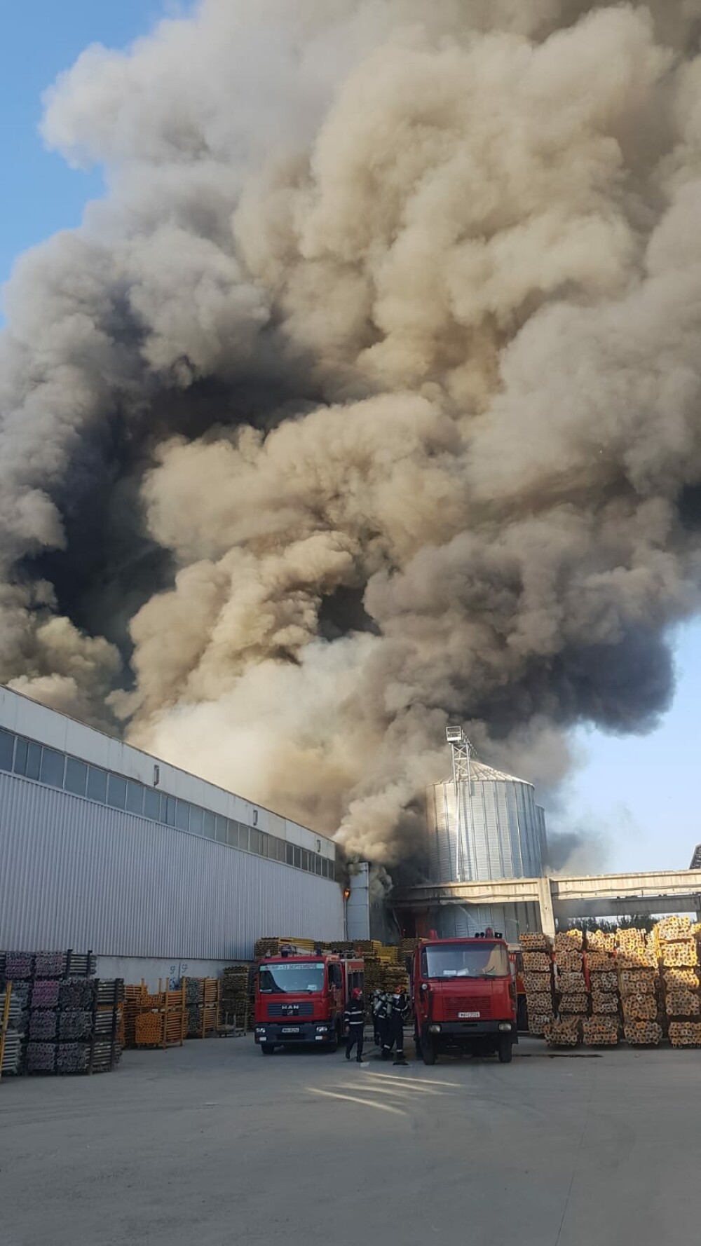 Incendiu puternic la 2 hale din Bragadiru. A fost emis un mesaj RO-Alert - Imaginea 5