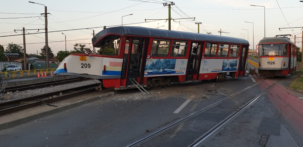 Video. Tramvai deraiat la Arad. O pasageră a fost rănită și dusă la spital - Imaginea 3
