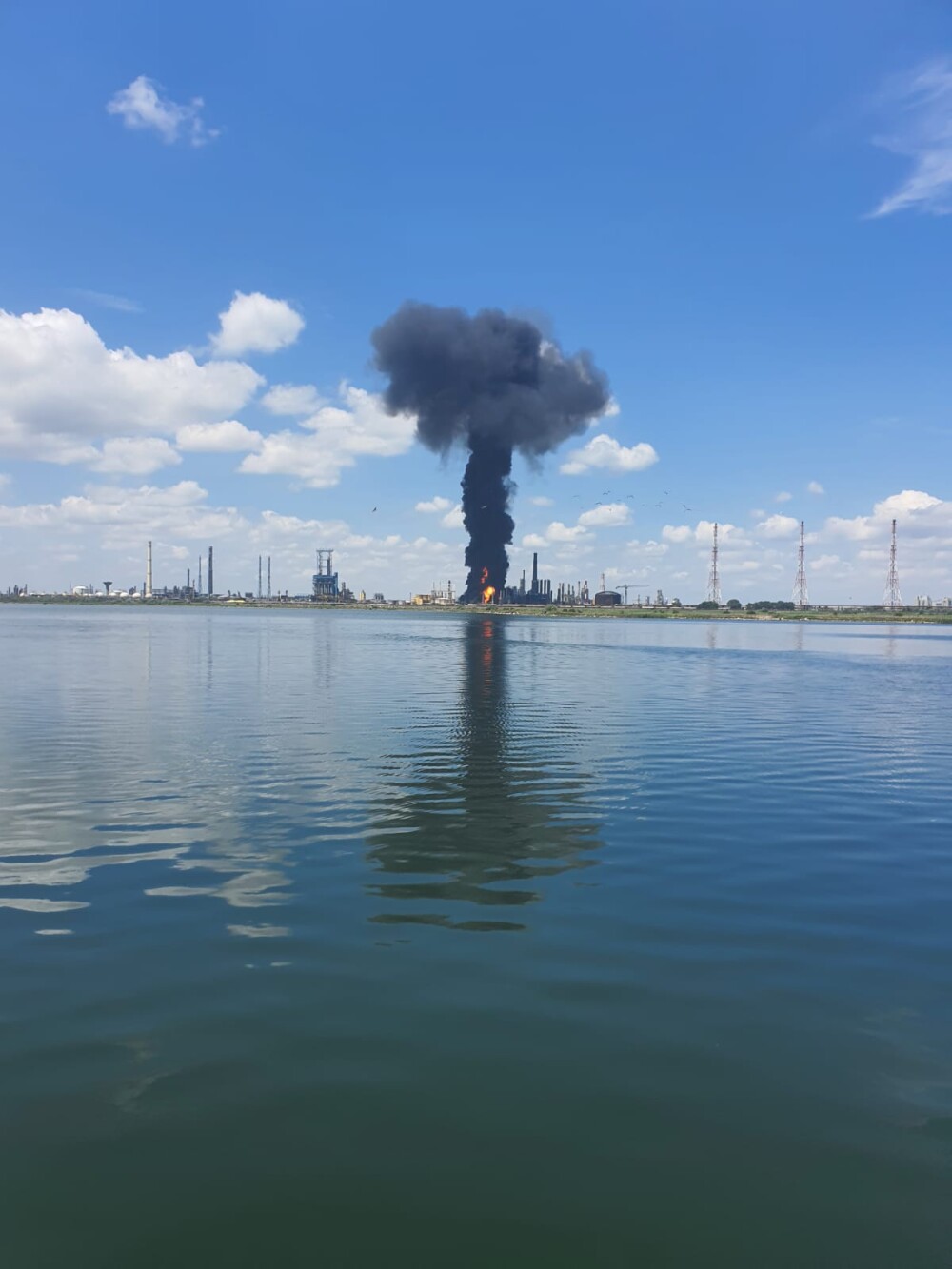 ISU Constanța: „Explozia de la Petromidia s-ar fi produs la o instalație de gaz de la rafinărie” - Imaginea 6