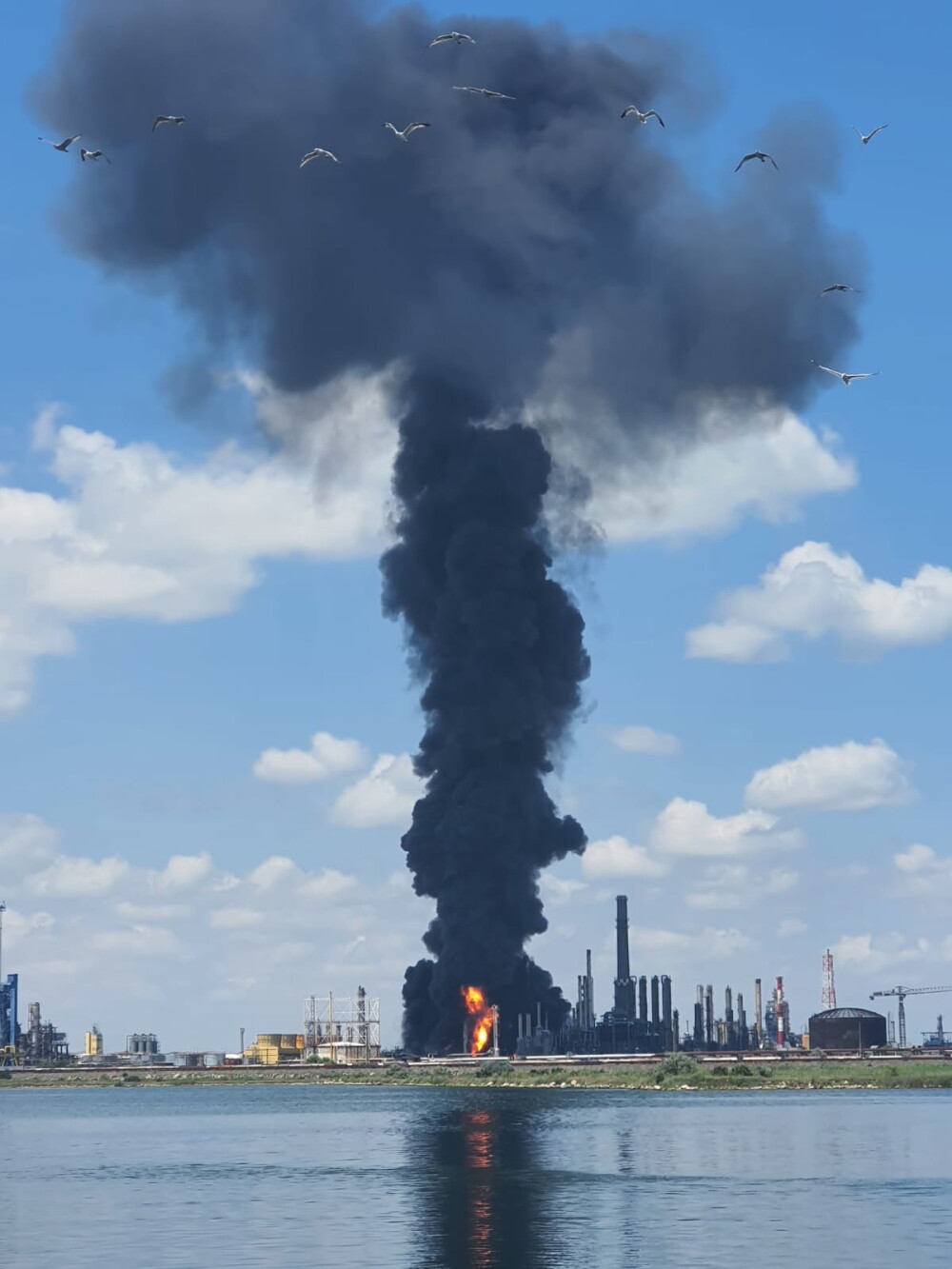 ISU Constanța: „Explozia de la Petromidia s-ar fi produs la o instalație de gaz de la rafinărie” - Imaginea 5
