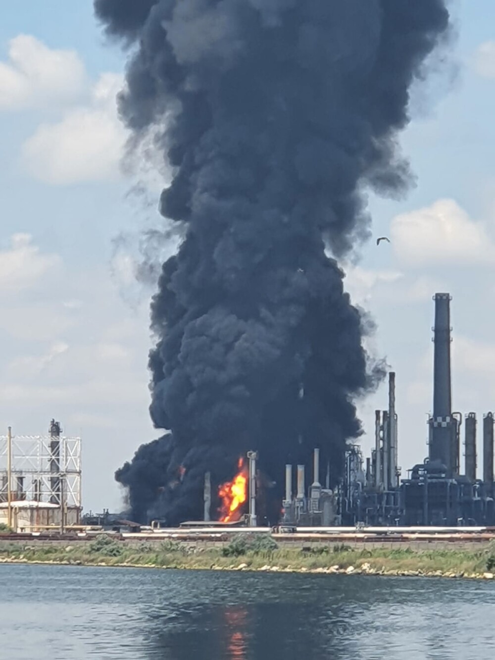 ISU Constanța: „Explozia de la Petromidia s-ar fi produs la o instalație de gaz de la rafinărie” - Imaginea 4