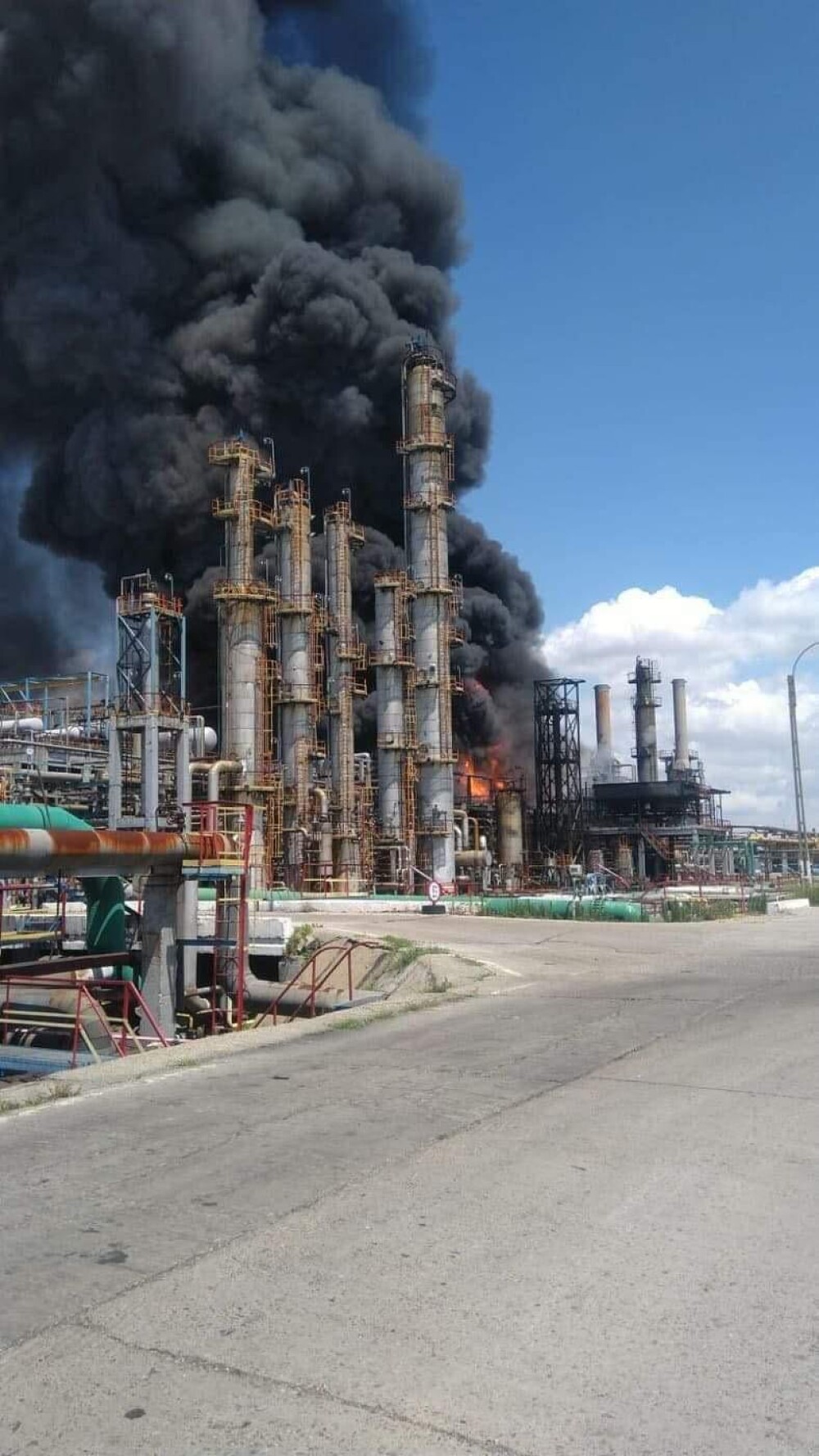 ISU Constanța: „Explozia de la Petromidia s-ar fi produs la o instalație de gaz de la rafinărie” - Imaginea 2