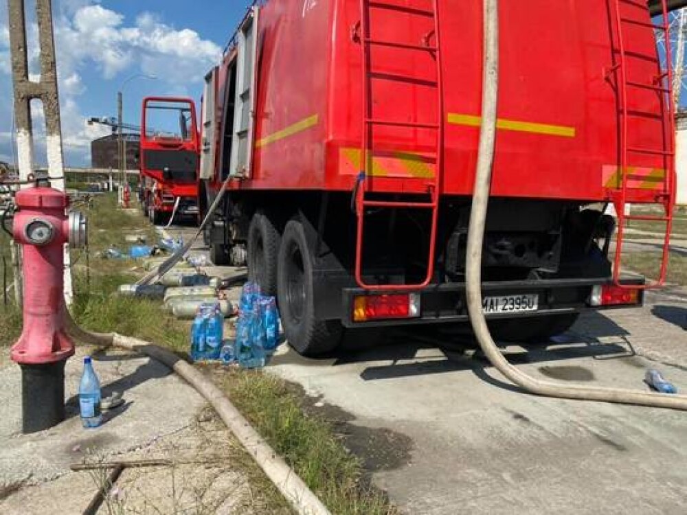 Imagini inedite cu pompierii istoviți după stingerea incendiului de la Petromidia. S-au răcorit reciproc cu apă - Imaginea 5