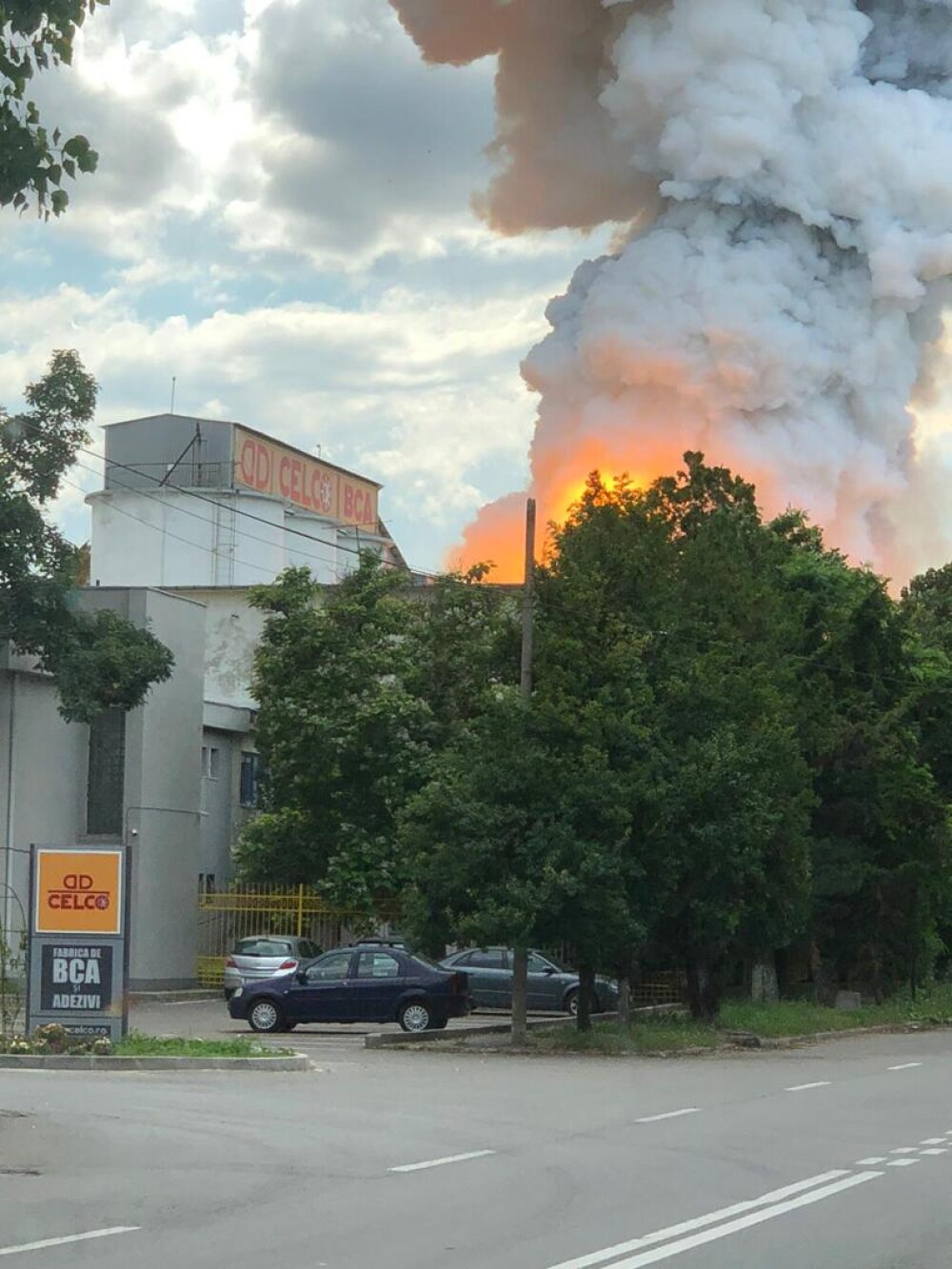 FOTO & VIDEO | Incendiu puternic, sâmbătă, la un depozit de aluminiu al unei fabrici de BCA din Constanţa - Imaginea 2