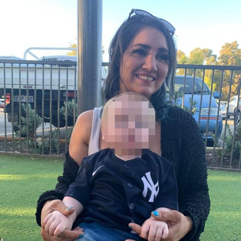 O tânără mamă a murit după ce a rămas prinsă pe jumătate într-un container cu haine donate, în Australia - Imaginea 3