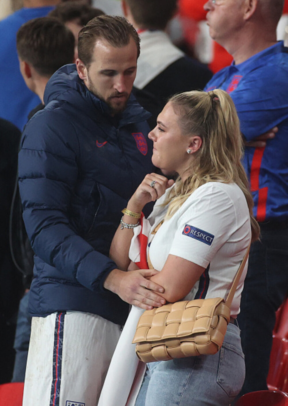 Reacția căpitanului naționalei Angliei, Harry Kane, după finala pierdută la EURO 2020. Soția sa a început să plângă - Imaginea 1