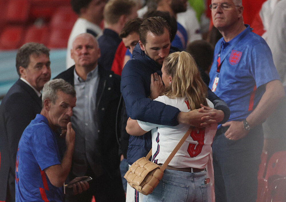 Reacția căpitanului naționalei Angliei, Harry Kane, după finala pierdută la EURO 2020. Soția sa a început să plângă - Imaginea 2