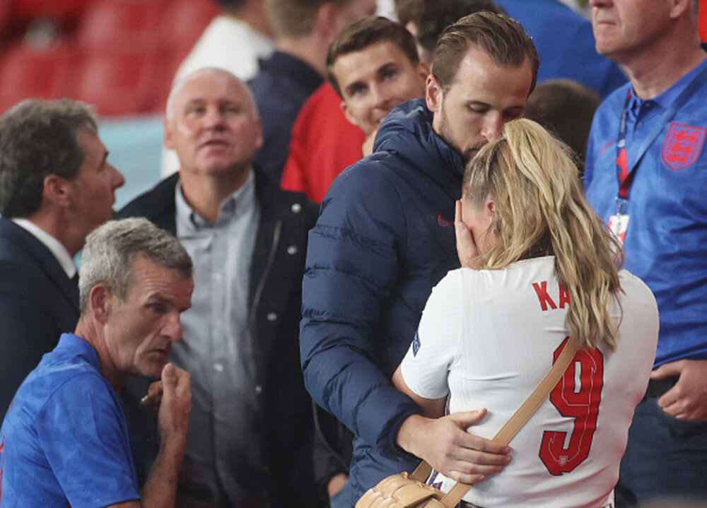 Reacția căpitanului naționalei Angliei, Harry Kane, după finala pierdută la EURO 2020. Soția sa a început să plângă - Imaginea 5