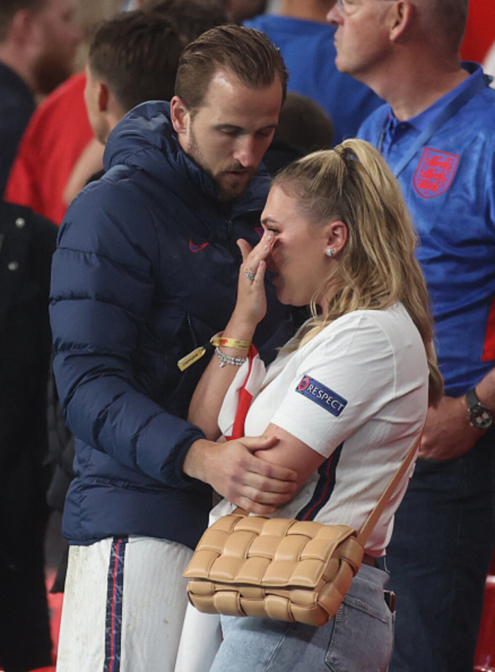 Reacția căpitanului naționalei Angliei, Harry Kane, după finala pierdută la EURO 2020. Soția sa a început să plângă - Imaginea 6