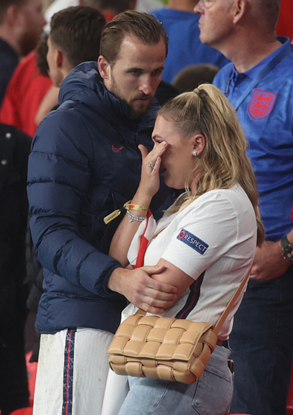 Reacția căpitanului naționalei Angliei, Harry Kane, după finala pierdută la EURO 2020. Soția sa a început să plângă - Imaginea 7