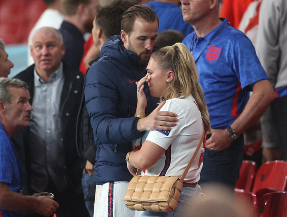 Reacția căpitanului naționalei Angliei, Harry Kane, după finala pierdută la EURO 2020. Soția sa a început să plângă - Imaginea 8