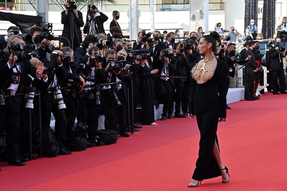 Bella Hadid, apariție spectaculoasă pe covorul roșu de la Cannes. GALERIE FOTO - Imaginea 1