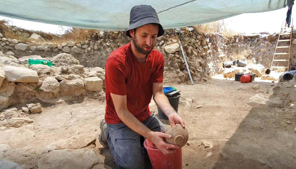 Un ulcior cu inscripţii biblice, vechi de 3.100 de ani, a fost descoperit în Israel - Imaginea 3