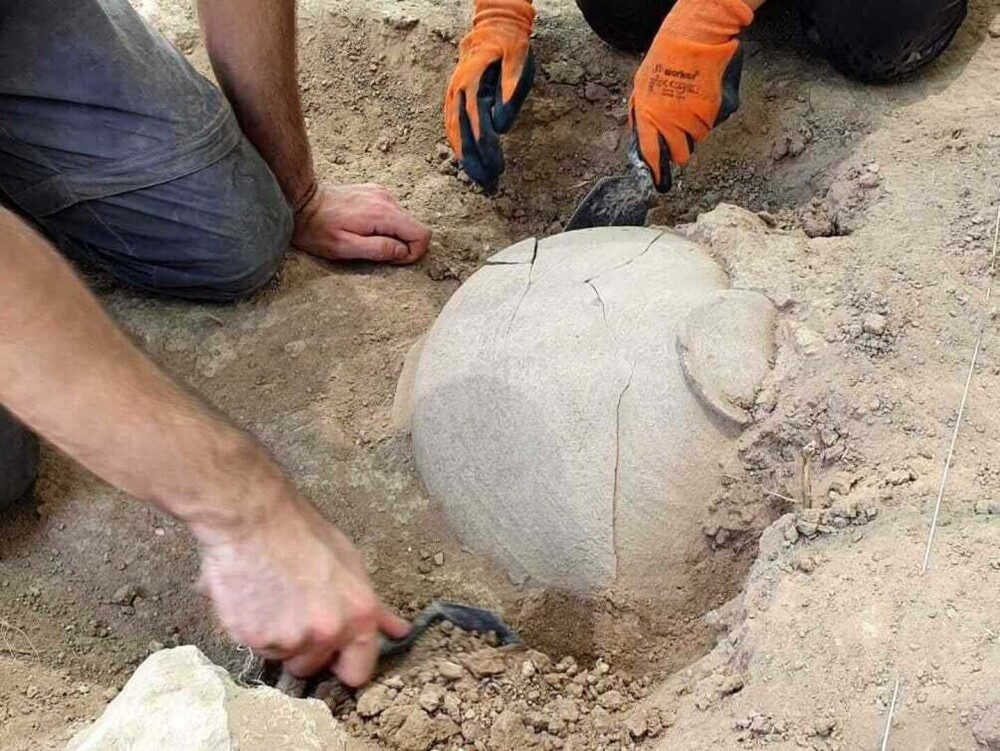 Un ulcior cu inscripţii biblice, vechi de 3.100 de ani, a fost descoperit în Israel - Imaginea 4