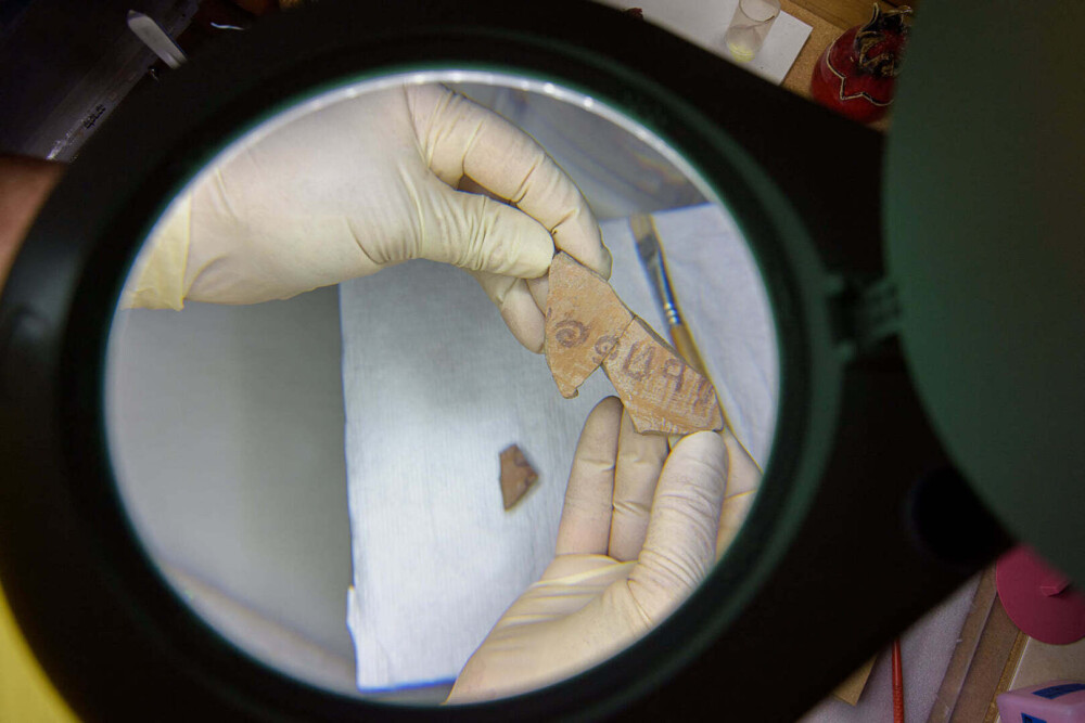 Un ulcior cu inscripţii biblice, vechi de 3.100 de ani, a fost descoperit în Israel - Imaginea 2