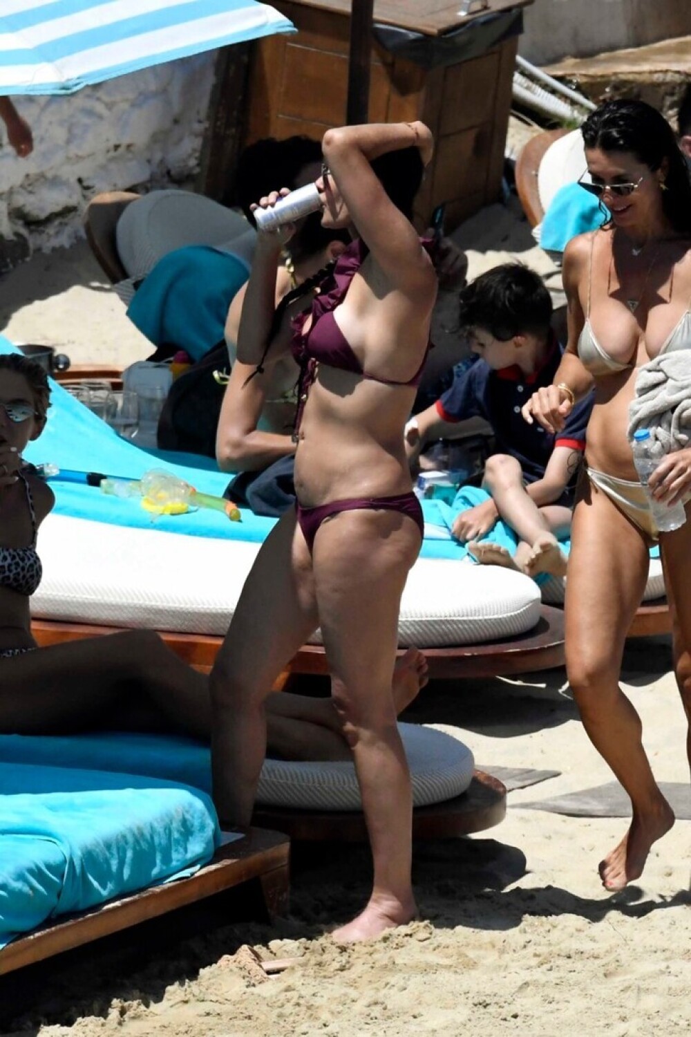 Demi Moore, surprinsă la plajă, în Grecia. Cum arată actrița de 58 de ani. GALERIE FOTO - Imaginea 11