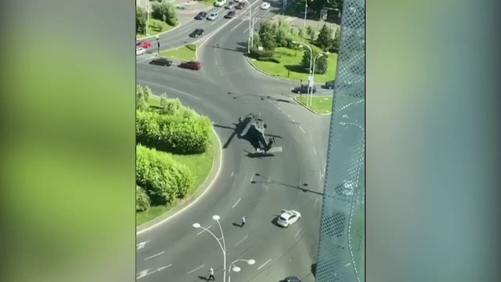 ANIMAȚIE GRAFICĂ. Momentul în care elicopterul militar a ajuns deasupra mașinilor și a rupt stâlpii - Imaginea 2