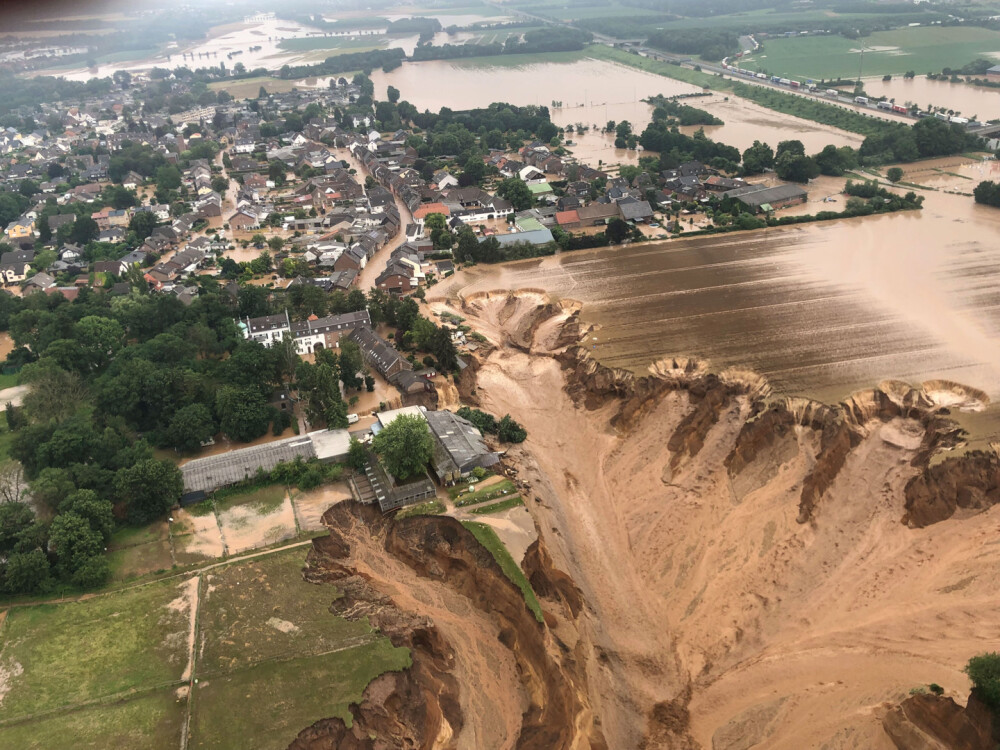 Imagini șocante după o alunecare de teren, în Germania. Mai mulți oameni au murit. FOTO și VIDEO - Imaginea 1