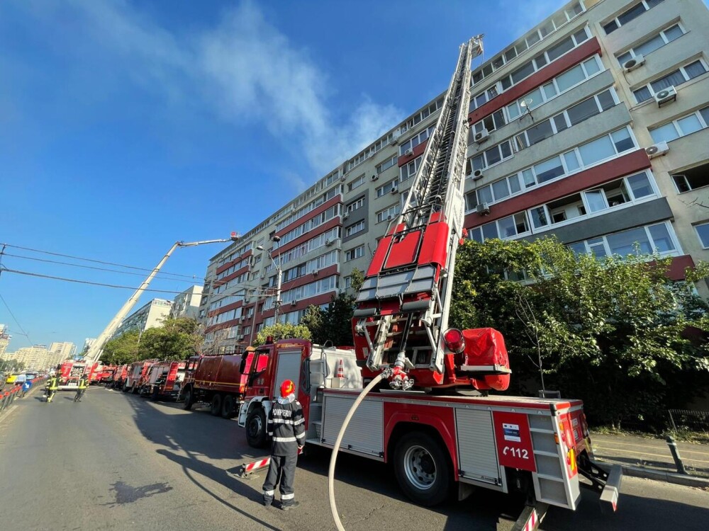 Un incendiu puternic a izbucnit într-un apartament situat la ultimul etaj al unui bloc din Capitală. FOTO - Imaginea 2