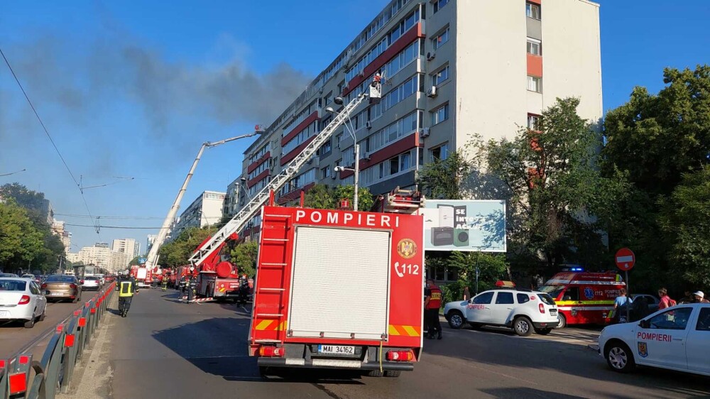 Un incendiu puternic a izbucnit într-un apartament situat la ultimul etaj al unui bloc din Capitală. FOTO - Imaginea 3
