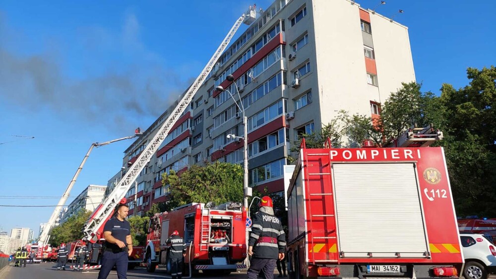 Un incendiu puternic a izbucnit într-un apartament situat la ultimul etaj al unui bloc din Capitală. FOTO - Imaginea 4