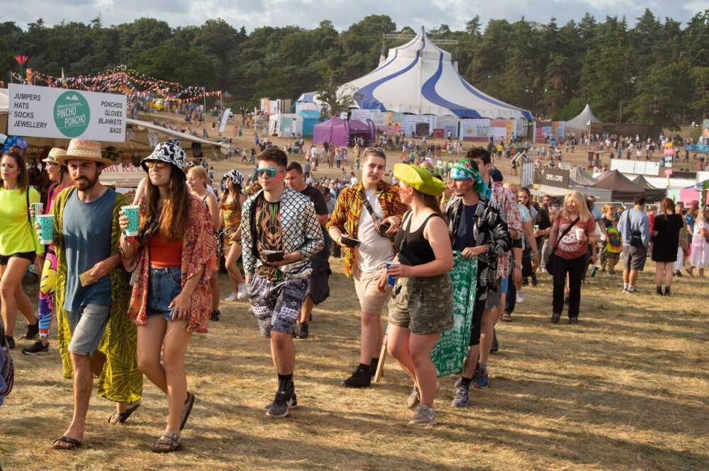 Mii de tineri participă la un festival de muzică în UK, fără restricții. GALERIE FOTO - Imaginea 2
