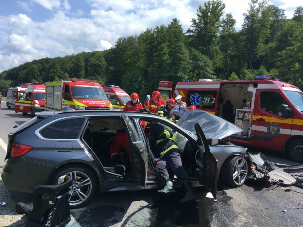 Accident grav pe DN1: Doi oameni au murit şi mai mulți, între care un copil, au fost răniți. GALERIE FOTO - Imaginea 2