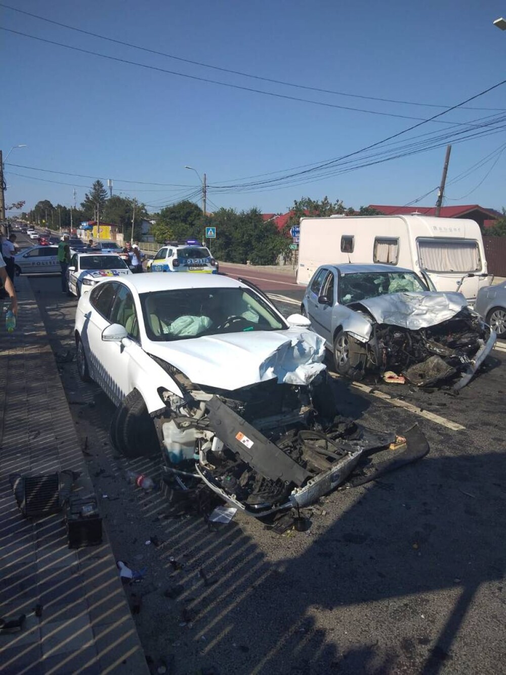 Opt răniți după ce două mașini s-au ciocnit frontal, în județul Constanța. Unul dintre șoferi consumase alcool - Imaginea 5
