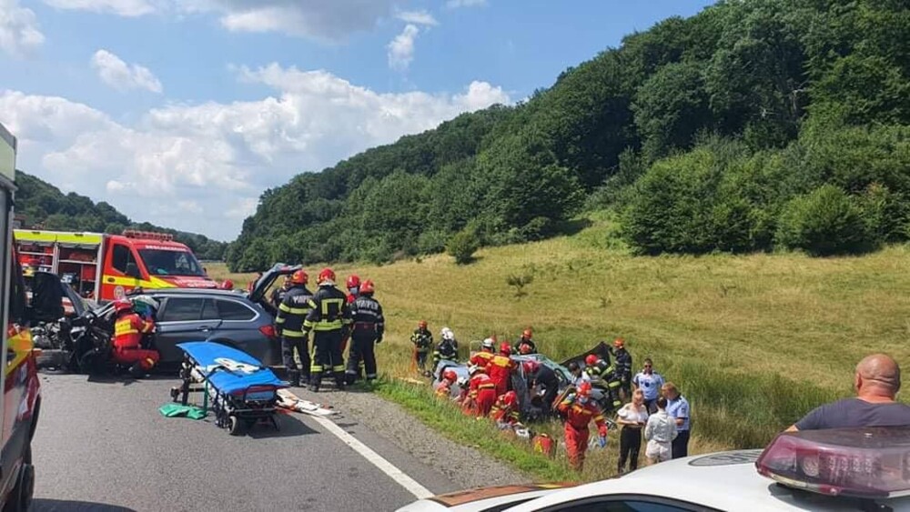 Accident grav pe DN1: Doi oameni au murit şi mai mulți, între care un copil, au fost răniți. GALERIE FOTO - Imaginea 6