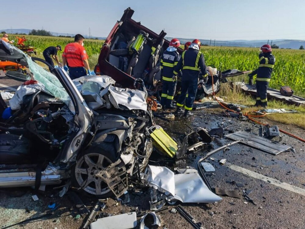 „Cea mai tristă imagine”. Șapte cruci albe la locul accidentului înfiorător din județul Bacău - Imaginea 5