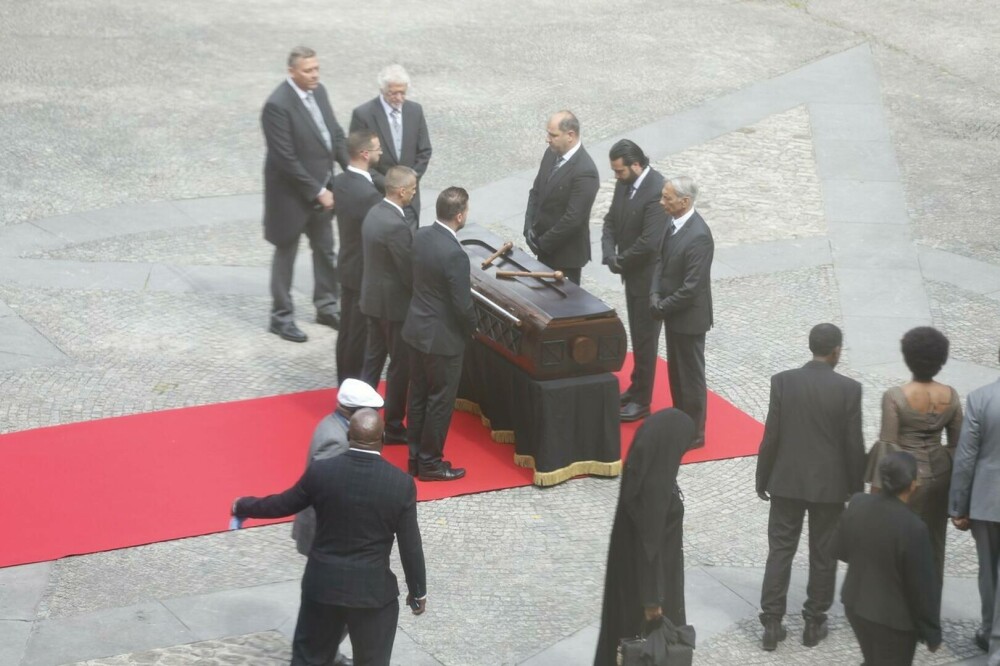 GALERIE FOTO Dintele de aur al unui fost premier din Congo a fost îngropat la peste 60 de ani de la asasinare - Imaginea 3