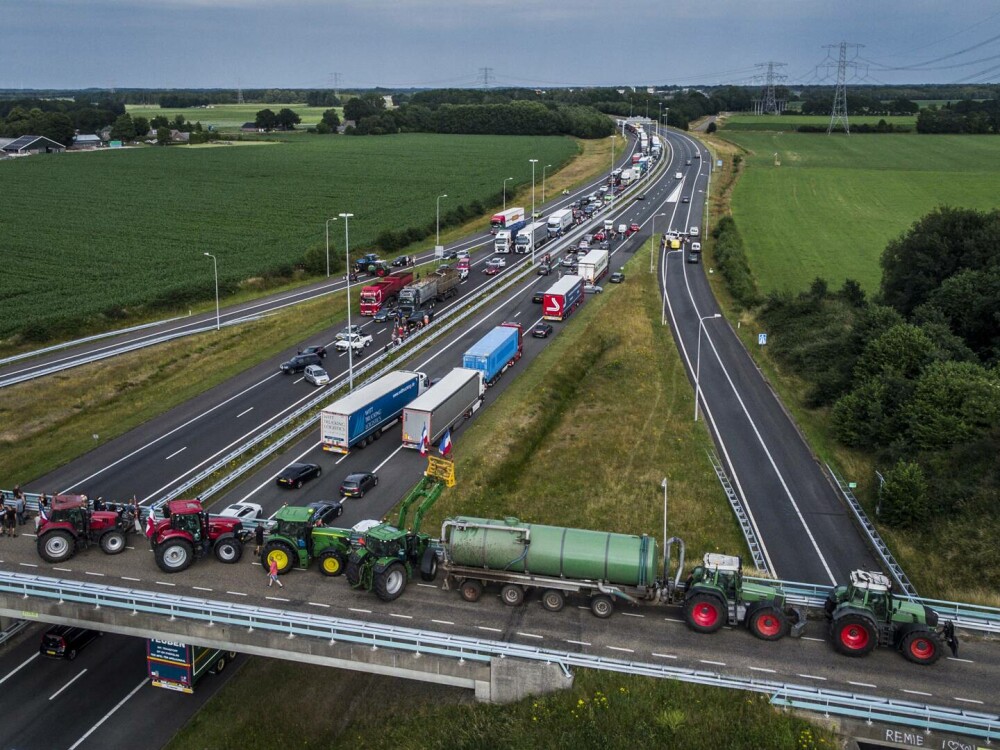 Proteste masive ale fermierilor din Țările de Jos. Noile legi de mediu i-ar putea falimenta - Imaginea 1