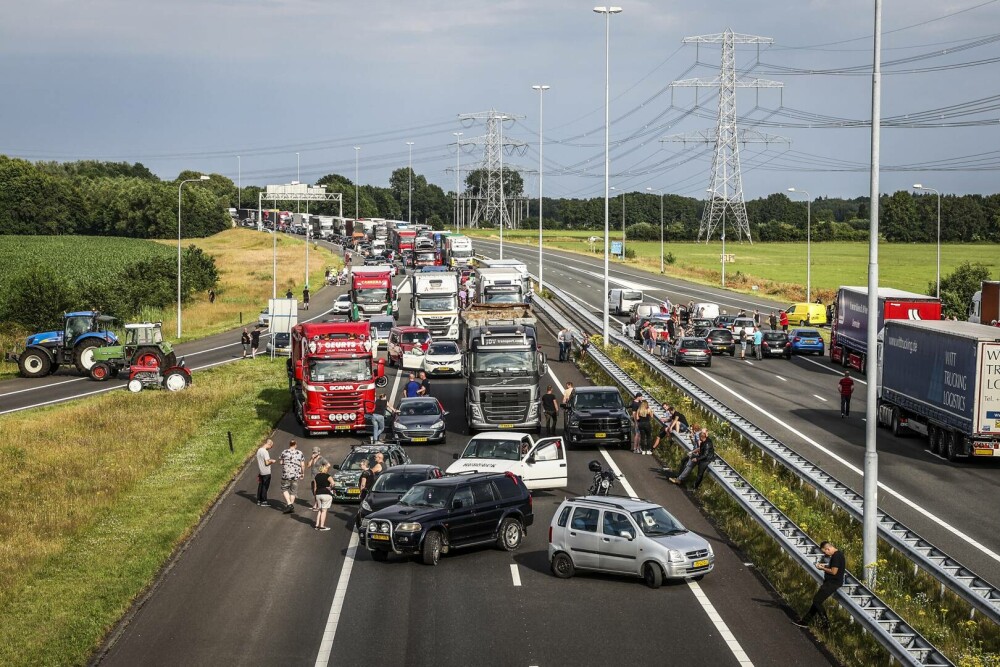 Proteste masive ale fermierilor din Țările de Jos. Noile legi de mediu i-ar putea falimenta - Imaginea 4