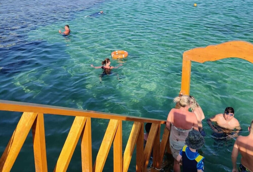 Unele plaje din stațiunea egipteană Hurghada au fost redeschise. Turiștii spun că în zonă sunt în continuare rechini. FOTO - Imaginea 4