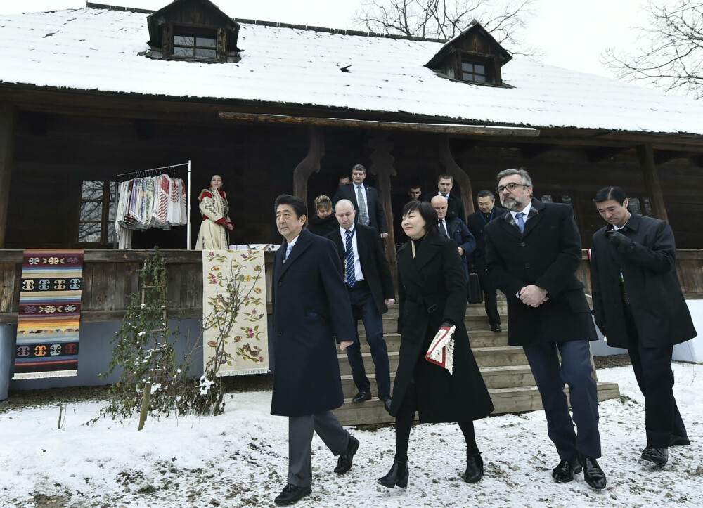 Cum a ajuns Shinzo Abe la Muzeul Satului din București. Vizita istorică a premierului japonez în România – GALERIE FOTO - Imaginea 7