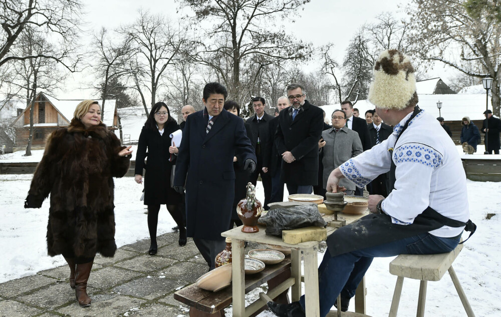 Cum a ajuns Shinzo Abe la Muzeul Satului din București. Vizita istorică a premierului japonez în România – GALERIE FOTO - Imaginea 5