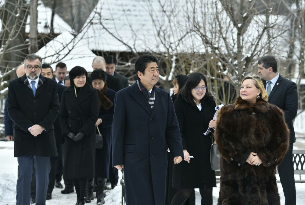 Cum a ajuns Shinzo Abe la Muzeul Satului din București. Vizita istorică a premierului japonez în România – GALERIE FOTO - Imaginea 3