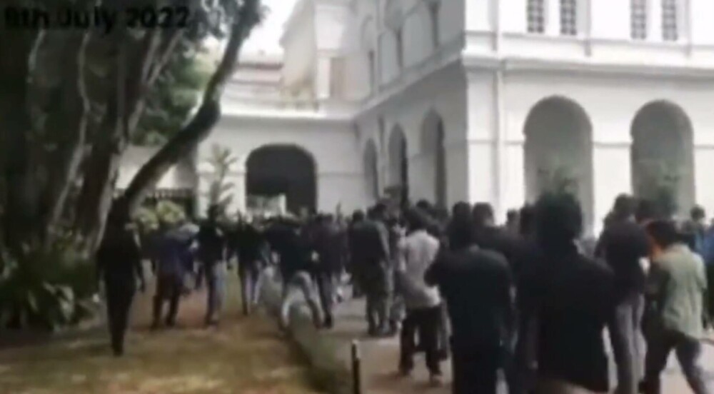 VIDEO Proteste masive în Sri Lanka. Preşedintele a fugit din reşedinţa oficială, luată cu asalt de manifestanți - Imaginea 1